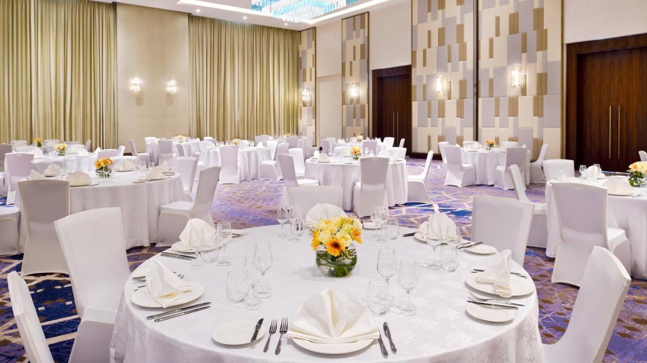 Holiday Inn Dubai Al-Maktoum Airport By Ihg Eksteriør bilde
